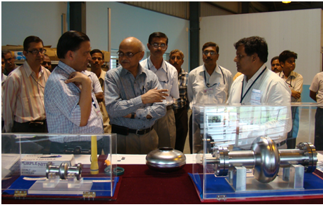 Dr. R.K.Sinha, Chairman, Atomic Energy Commission & Secretary, Department of Atomic Energy, Government of India, discussing with Dr. P.D.Gupta, Director RRCAT the laser welding of SCRF niobium cavities.