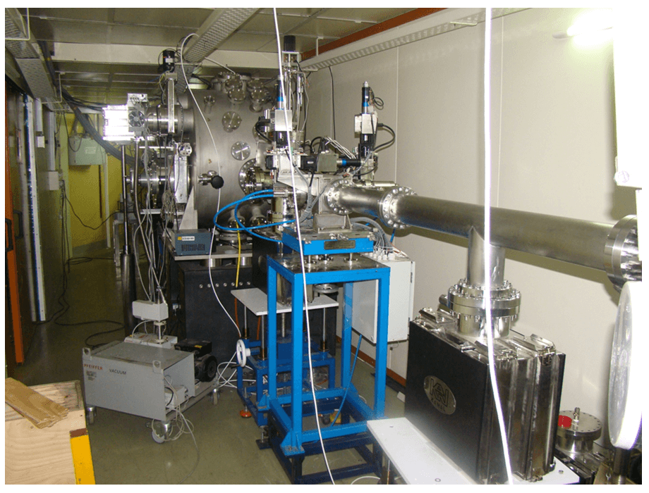 Double crystal monochromator and UHV line