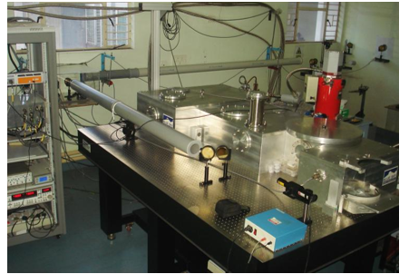 चित्र 9: आवृत्ति डोमेन स्पेक्ट्रोस्कोपी के लिए उपयोगकर्ता स्टेशन: 300 K ≥ T ≥ 5 K, B ≤ 7 T